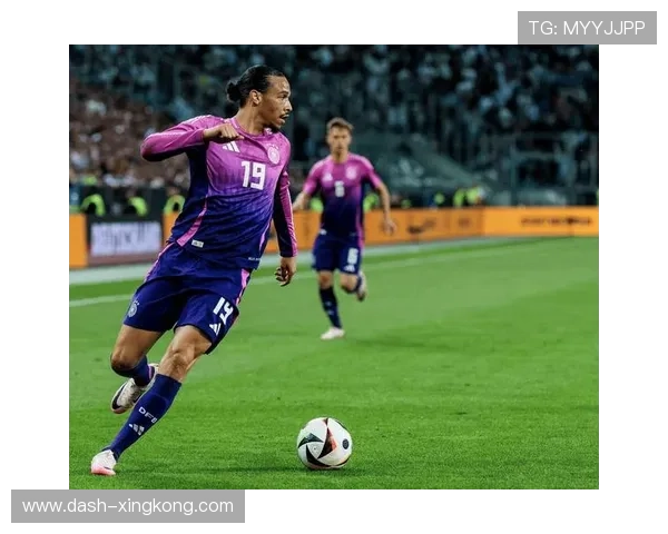 足球球星比赛时是否会吃口香糖 运动表现与习惯的背后分析